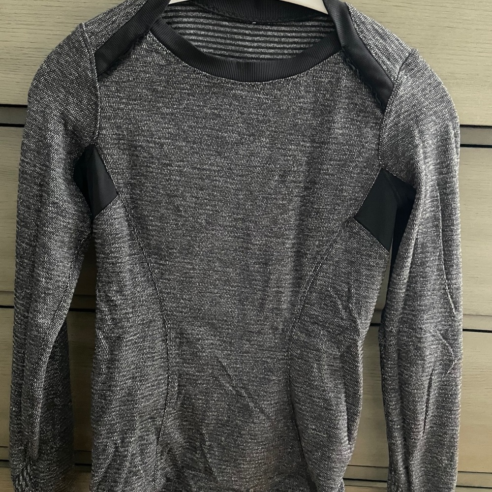 Lululemon long sleeve shirt size 4